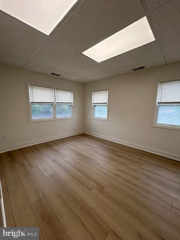 4248 CHAIN BRIDGE RD #B, Fairfax, VA 22030