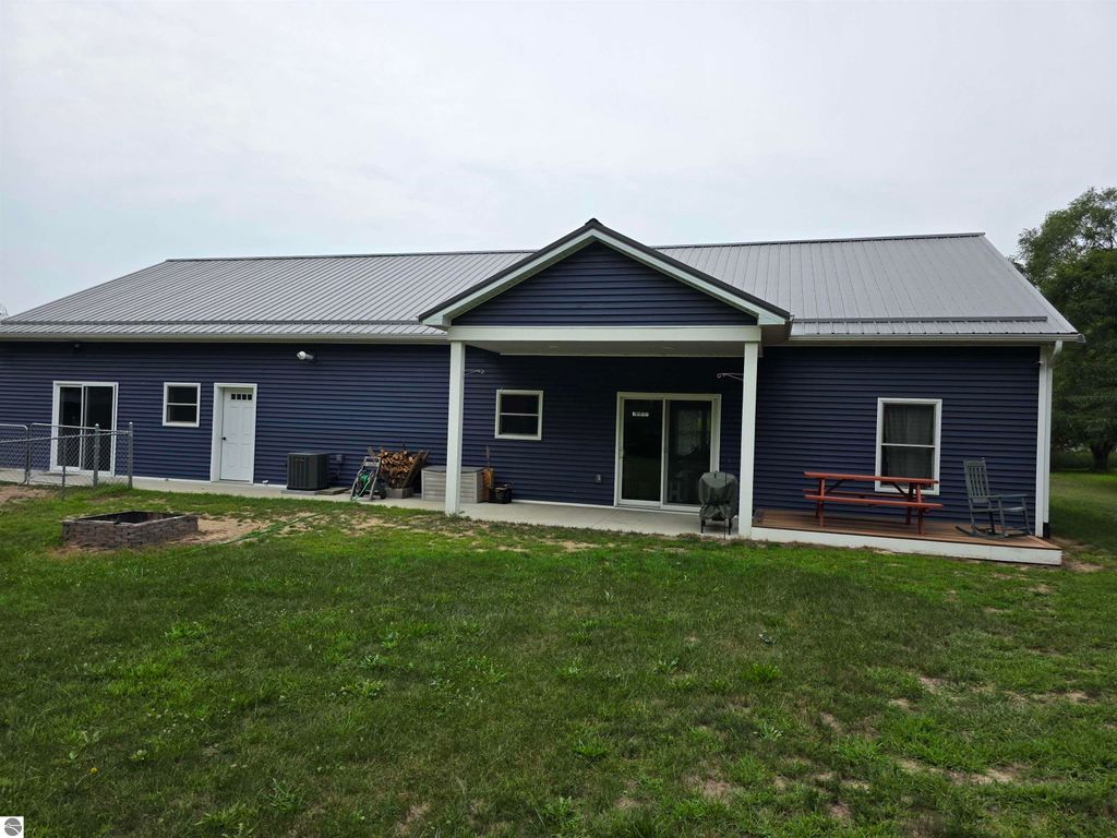 Image 4 of property listing at 5277 S Wise Road, Shepherd, MI 48883