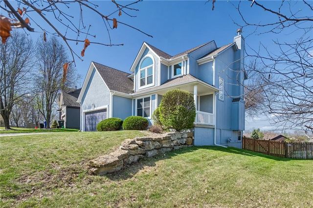 993 S Clearwater Creek Drive, Olathe, KS 66061