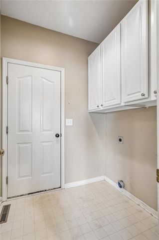 993 S Clearwater Creek Drive, Olathe, KS 66061