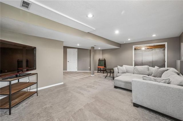 993 S Clearwater Creek Drive, Olathe, KS 66061