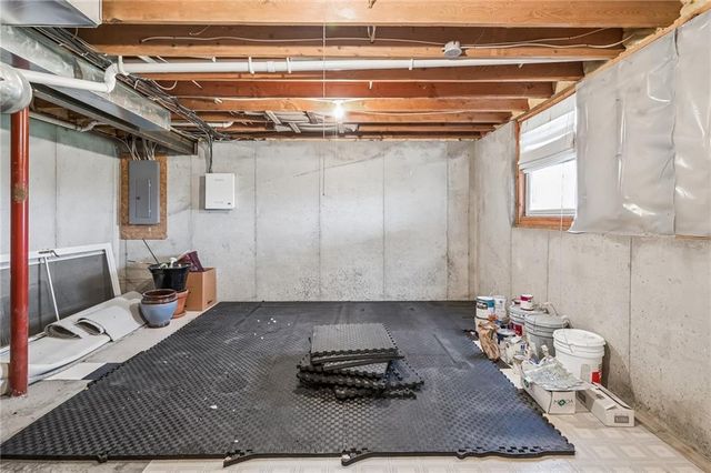 993 S Clearwater Creek Drive, Olathe, KS 66061