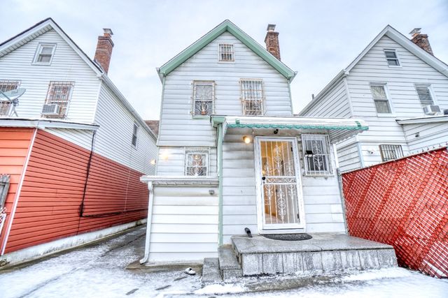 6310 Saunders St, New York City, NY 11374