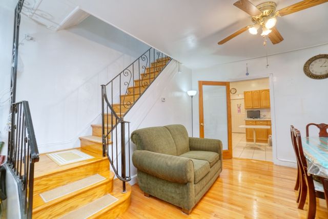 6310 Saunders St, New York City, NY 11374