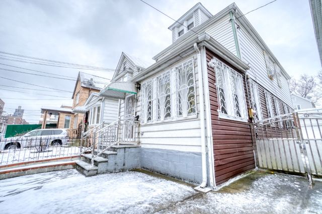 6310 Saunders St, New York City, NY 11374