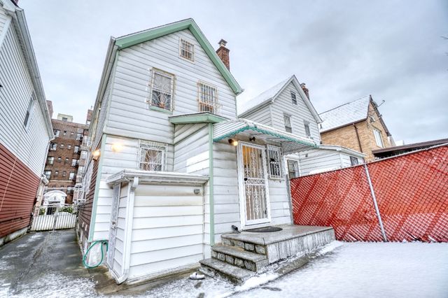 6310 Saunders St, New York City, NY 11374