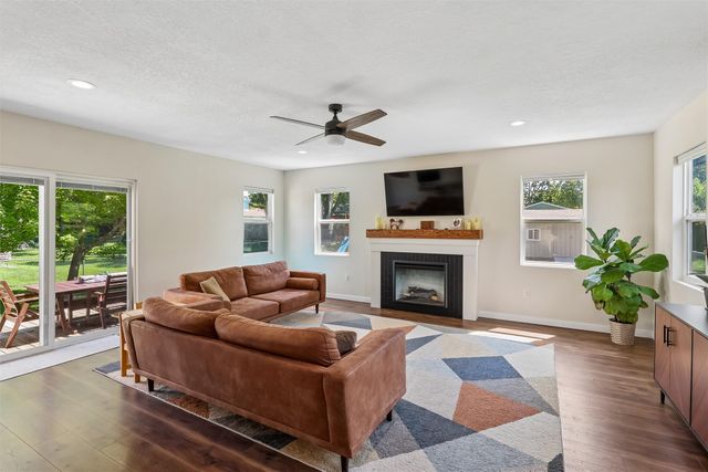 885 4th Street, Waukee, IA 50263