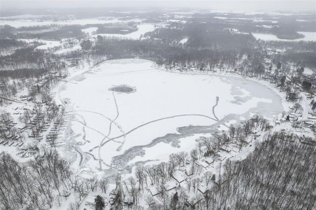 15899 Lakeview Drive, Buchanan, MI 49107