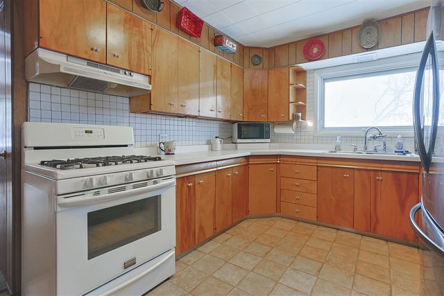 15899 Lakeview Drive, Buchanan, MI 49107