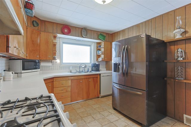 15899 Lakeview Drive, Buchanan, MI 49107