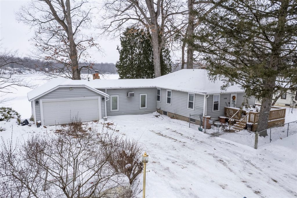 15899 Lakeview Drive, Buchanan, MI 49107