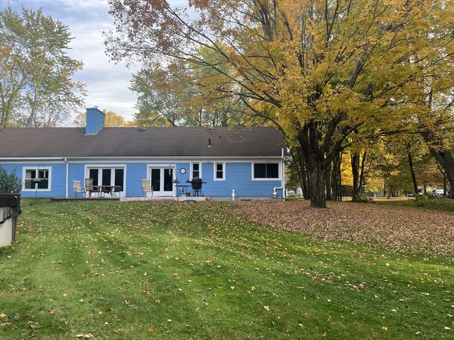 27 Oak Ave, Lunenburg, MA 01462