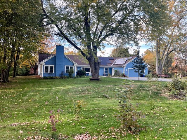 27 Oak Ave, Lunenburg, MA 01462