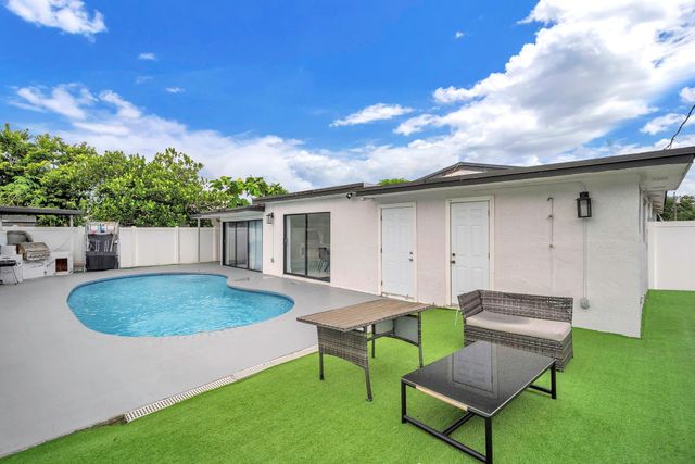 6630 Cody St, Hollywood, FL 33024