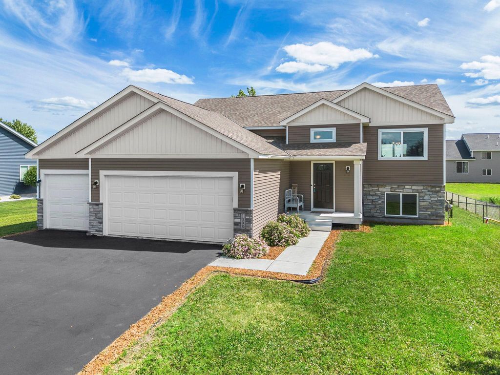 1008 Mulberry Avenue NE, Montgomery, MN 56069 — exterior