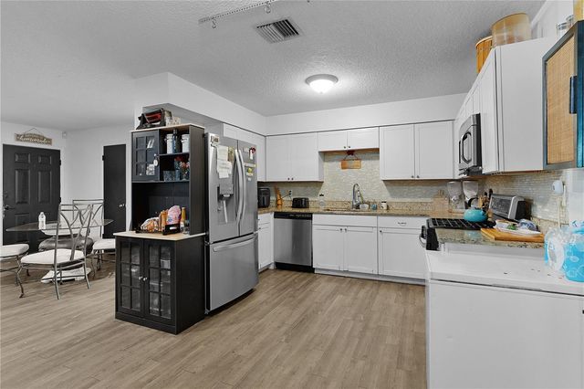 1124 N GRANT AVENUE, Mount Dora, FL 32757