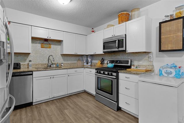 1124 N GRANT AVENUE, Mount Dora, FL 32757