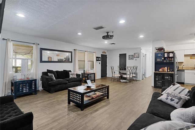 1124 N GRANT AVENUE, Mount Dora, FL 32757