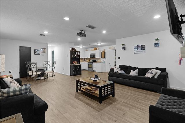 1124 N GRANT AVENUE, Mount Dora, FL 32757
