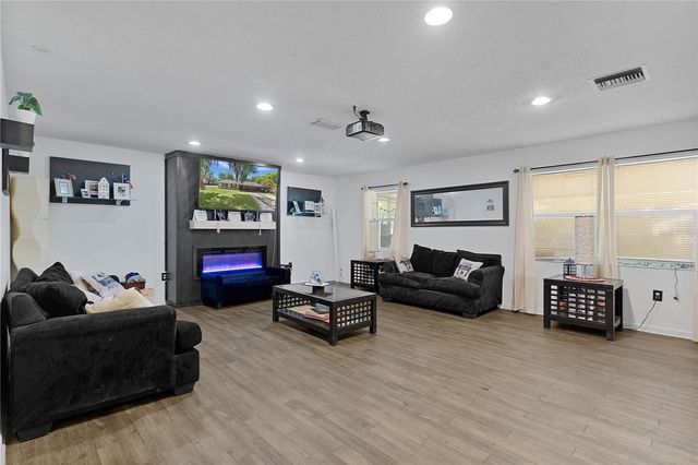 1124 N GRANT AVENUE, Mount Dora, FL 32757