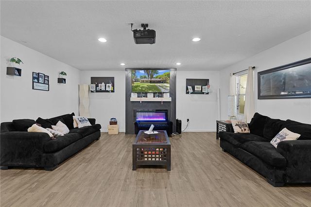 1124 N GRANT AVENUE, Mount Dora, FL 32757
