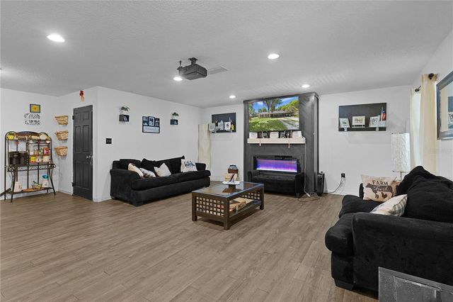 1124 N GRANT AVENUE, Mount Dora, FL 32757