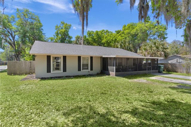 1124 N GRANT AVENUE, Mount Dora, FL 32757