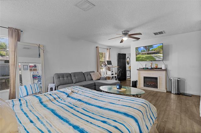 1124 N GRANT AVENUE, Mount Dora, FL 32757