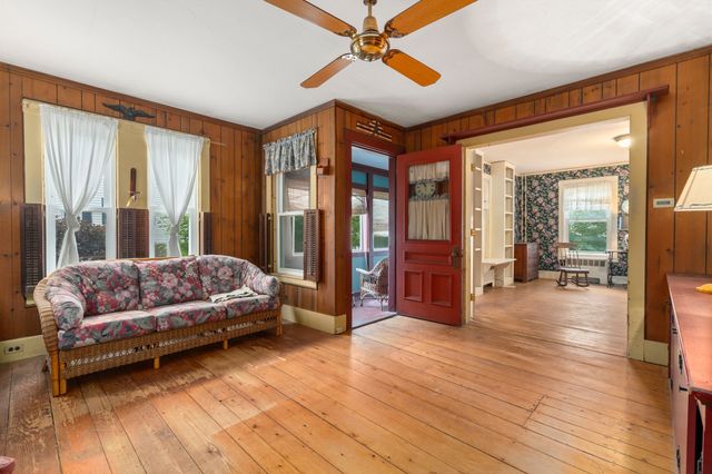 35 Dutcher St, Hopedale, MA 01747