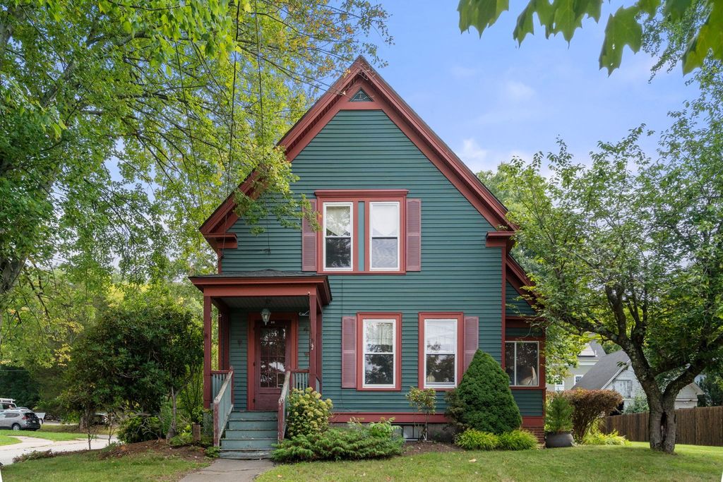 35 Dutcher St, Hopedale, MA 01747