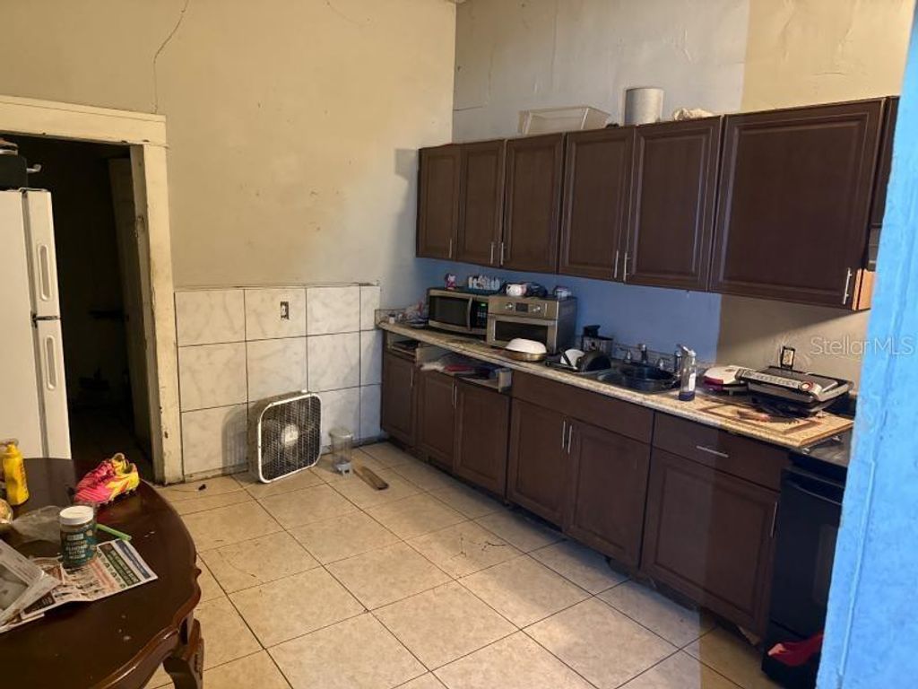 Image 7 of property listing at 3014 SANCHEZ STREET, Tampa, FL 33605