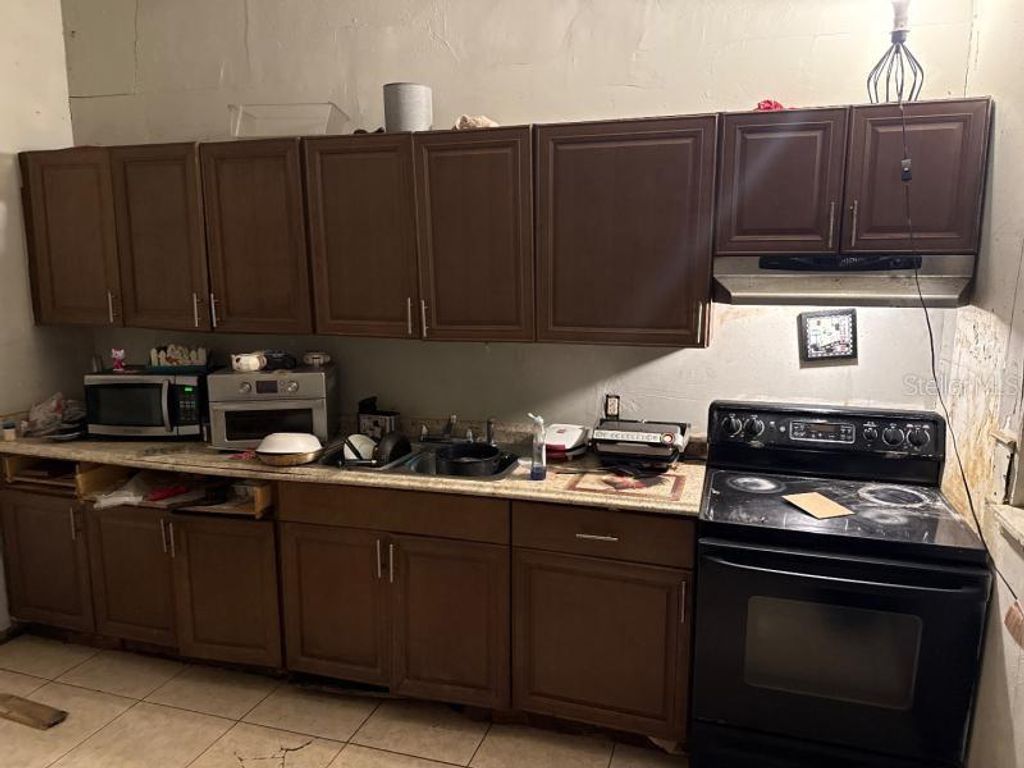 Image 8 of property listing at 3014 SANCHEZ STREET, Tampa, FL 33605