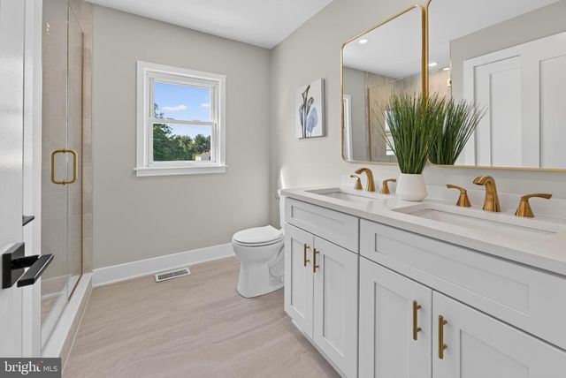 15 CHATEAU DR, Cherry Hill, NJ 08003