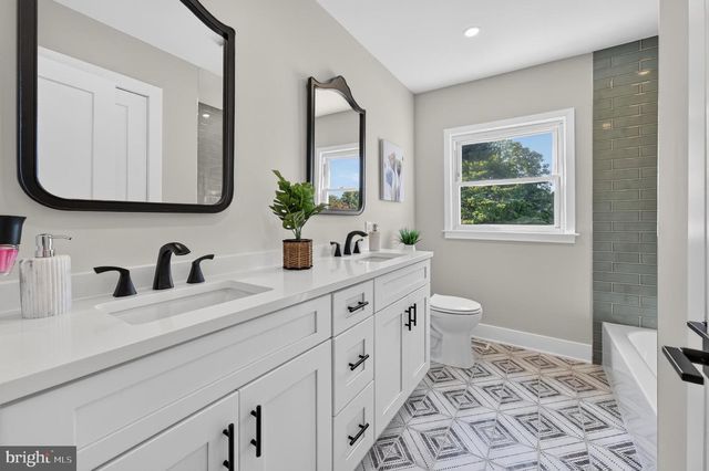 15 CHATEAU DR, Cherry Hill, NJ 08003