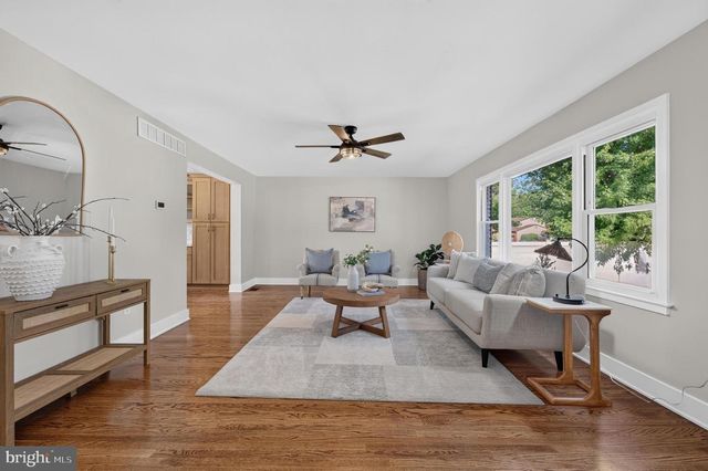 15 CHATEAU DR, Cherry Hill, NJ 08003