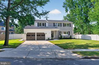 15 CHATEAU DR, Cherry Hill, NJ 08003