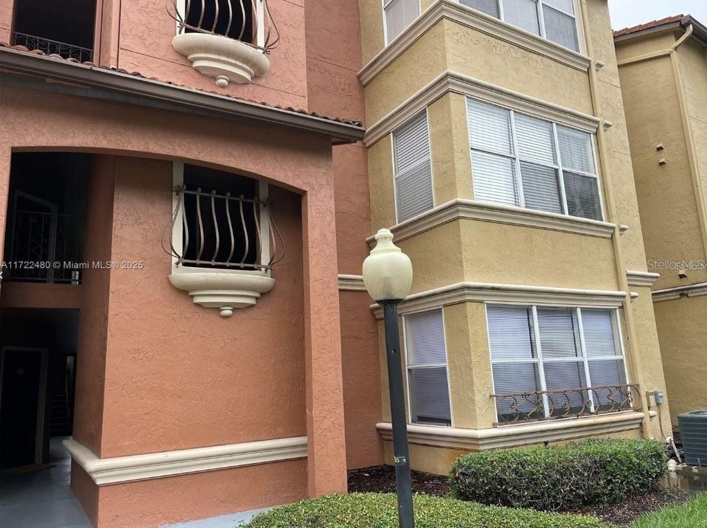 Image 2 of property listing at 5160 CONROY ROAD 14, Orlando, FL 32811