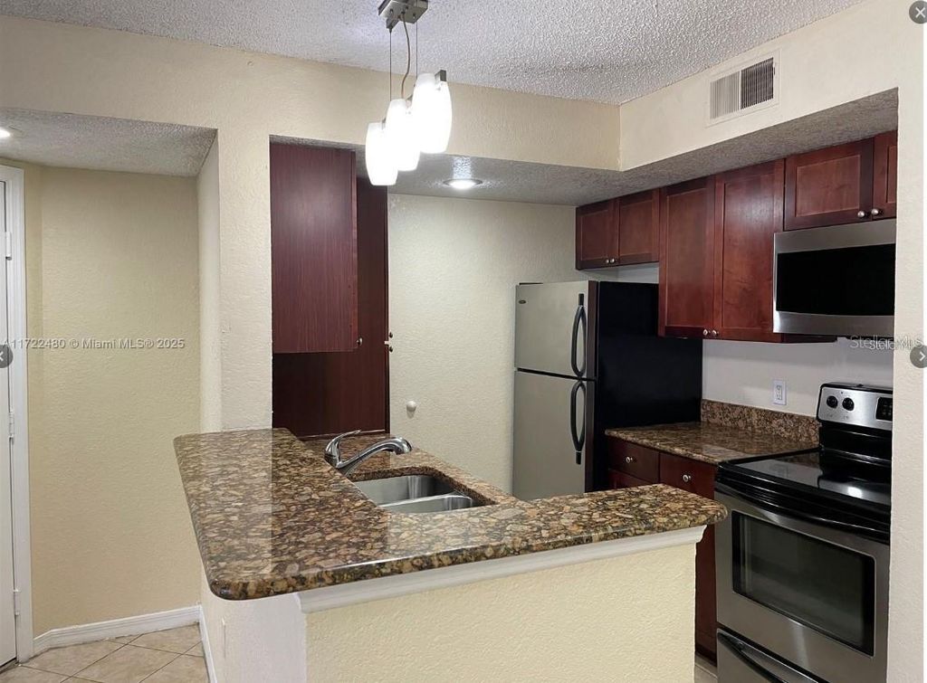 Image 4 of property listing at 5160 CONROY ROAD 14, Orlando, FL 32811