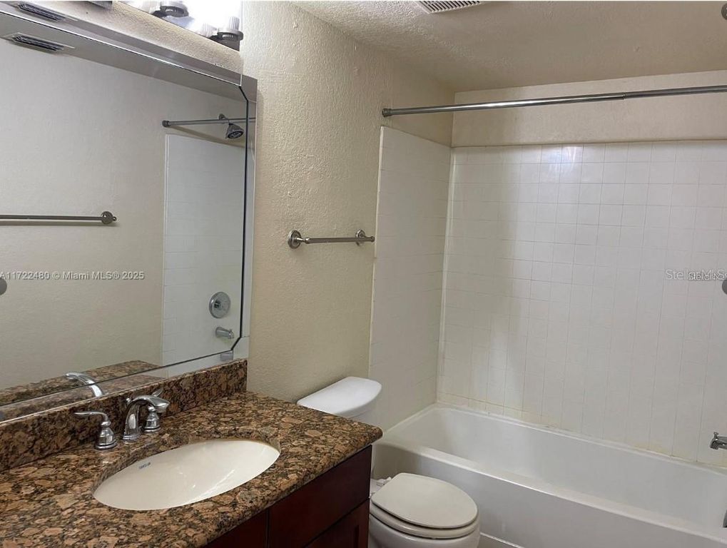 Image 8 of property listing at 5160 CONROY ROAD 14, Orlando, FL 32811