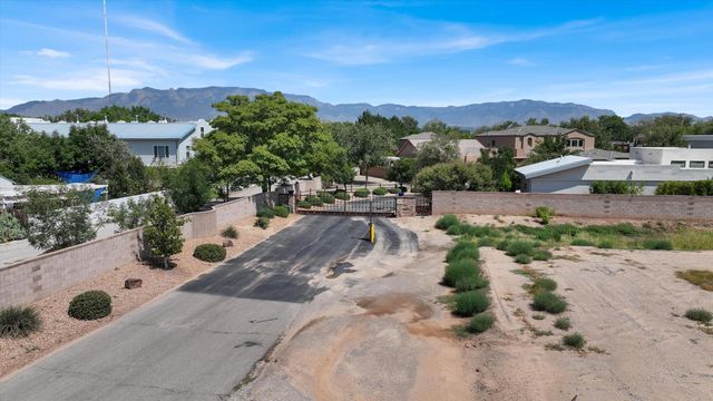 309 Nuevo Hacienda Lane NW, Los Ranchos, NM 87107