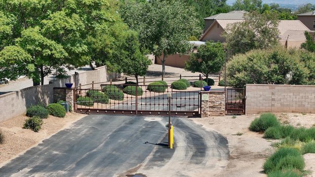 309 Nuevo Hacienda Lane NW, Los Ranchos, NM 87107