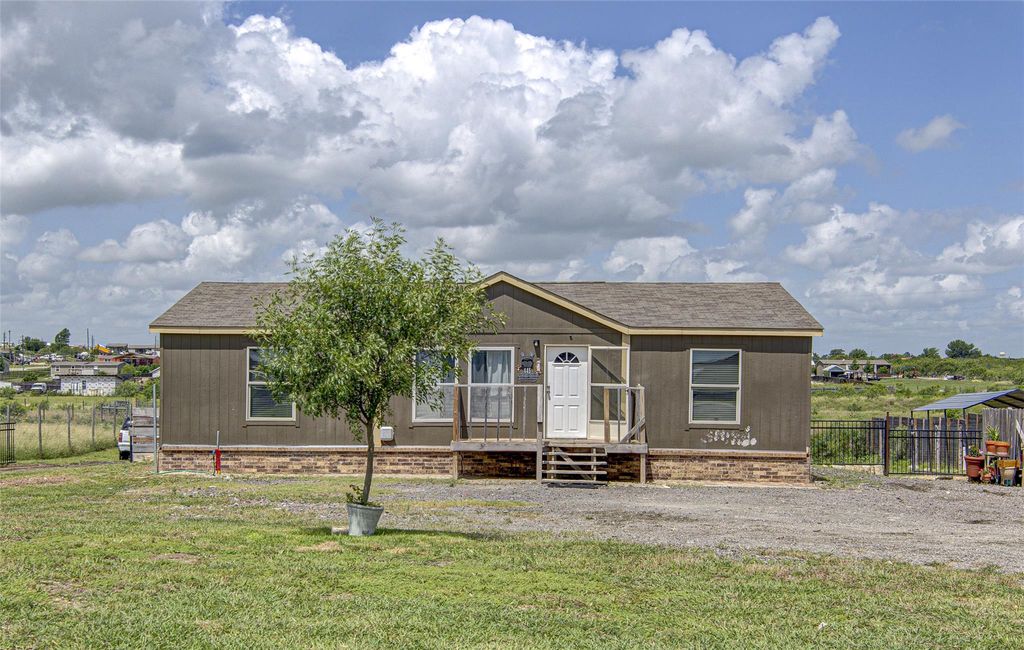 445 Rancho Linda Dr., Lockhart, TX 78644