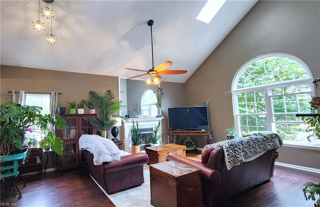457 Seahorse RN, Chesapeake, VA 23320