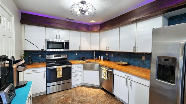 457 Seahorse RN, Chesapeake, VA 23320