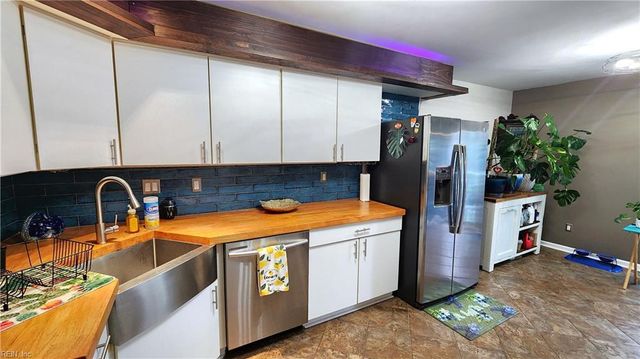 457 Seahorse RN, Chesapeake, VA 23320