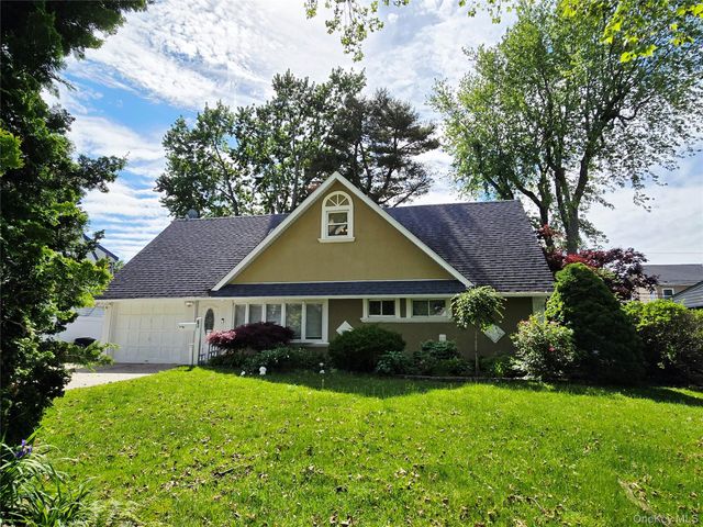 52 Mist Lane, Westbury, NY 11590
