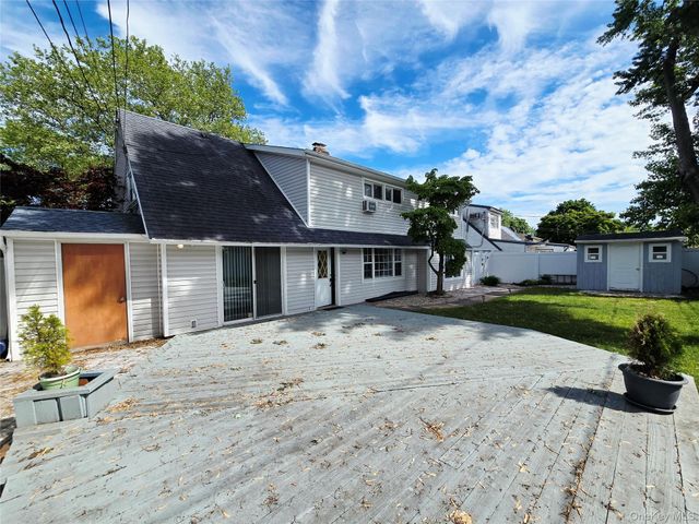 52 Mist Lane, Westbury, NY 11590