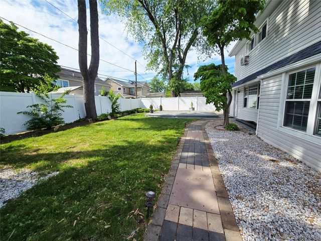 52 Mist Lane, Westbury, NY 11590