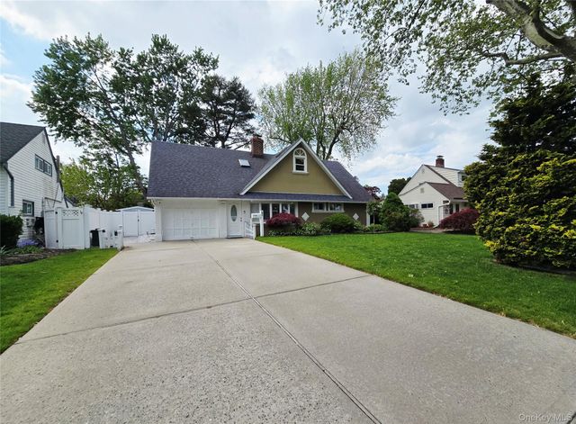 52 Mist Lane, Westbury, NY 11590