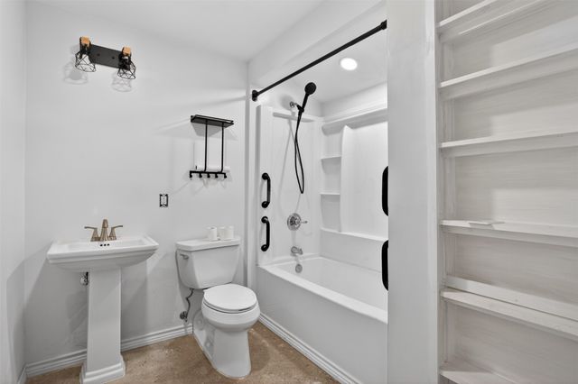 114 Forrest Oaks Drive, Gun Barrel City, TX 75156